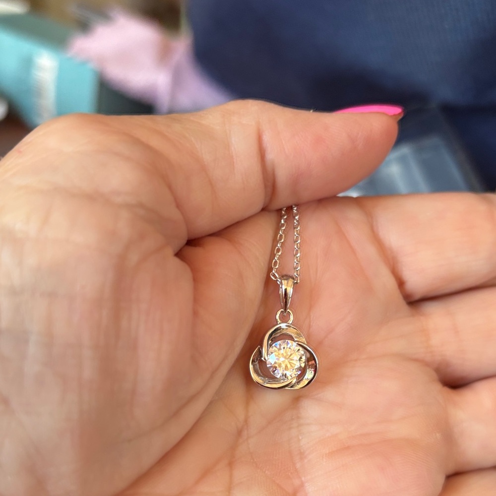 Elegant Moissanite Silver Pendant Necklace 1 ct. complete with GRA - Picture 5 of 5